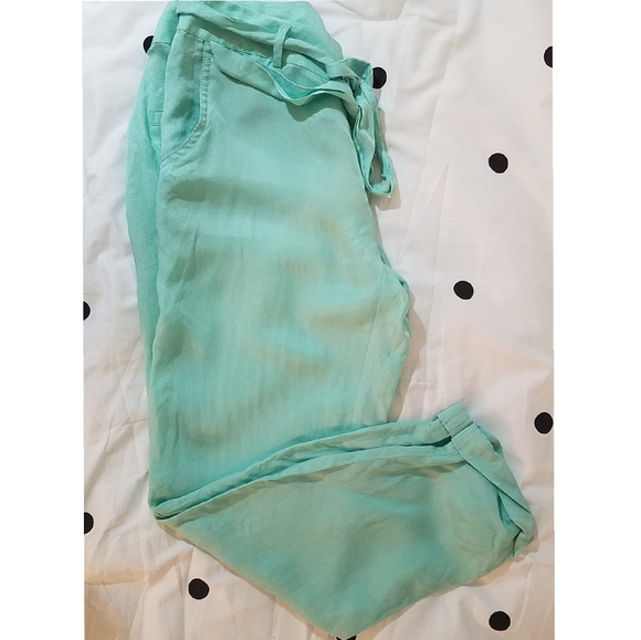 GUESS Capris Sea Green.  Size 8 - Picture 2 of 8